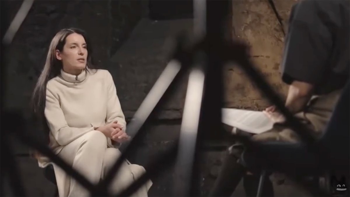 Хасис вышла победительницей в интервью Собчак, легализовав опасный нарратив: крайние националисты — это рассерженные патриоты, которые борются против всего плохого. Скриншот из видео