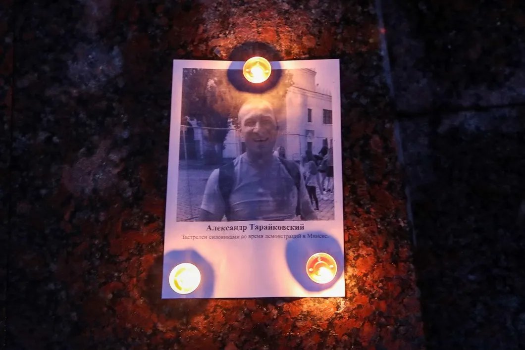 Портрет погибшего во время мирных акций протеста в Минске Александра Тарайковского, 28 августа 2020 года. Фото: Наталия Федосенко / ТАСС