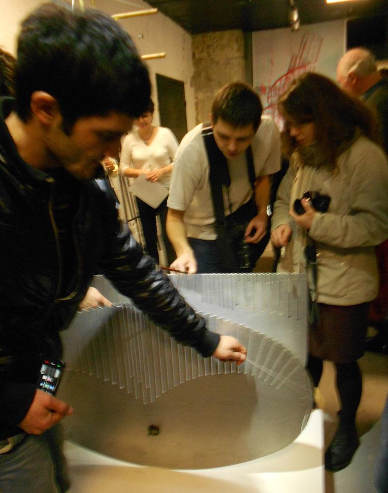 Школьники исследуют овалоид. На выставке  Колейчука в Строгановке. Фото: Ким Смирнов / «Новая»