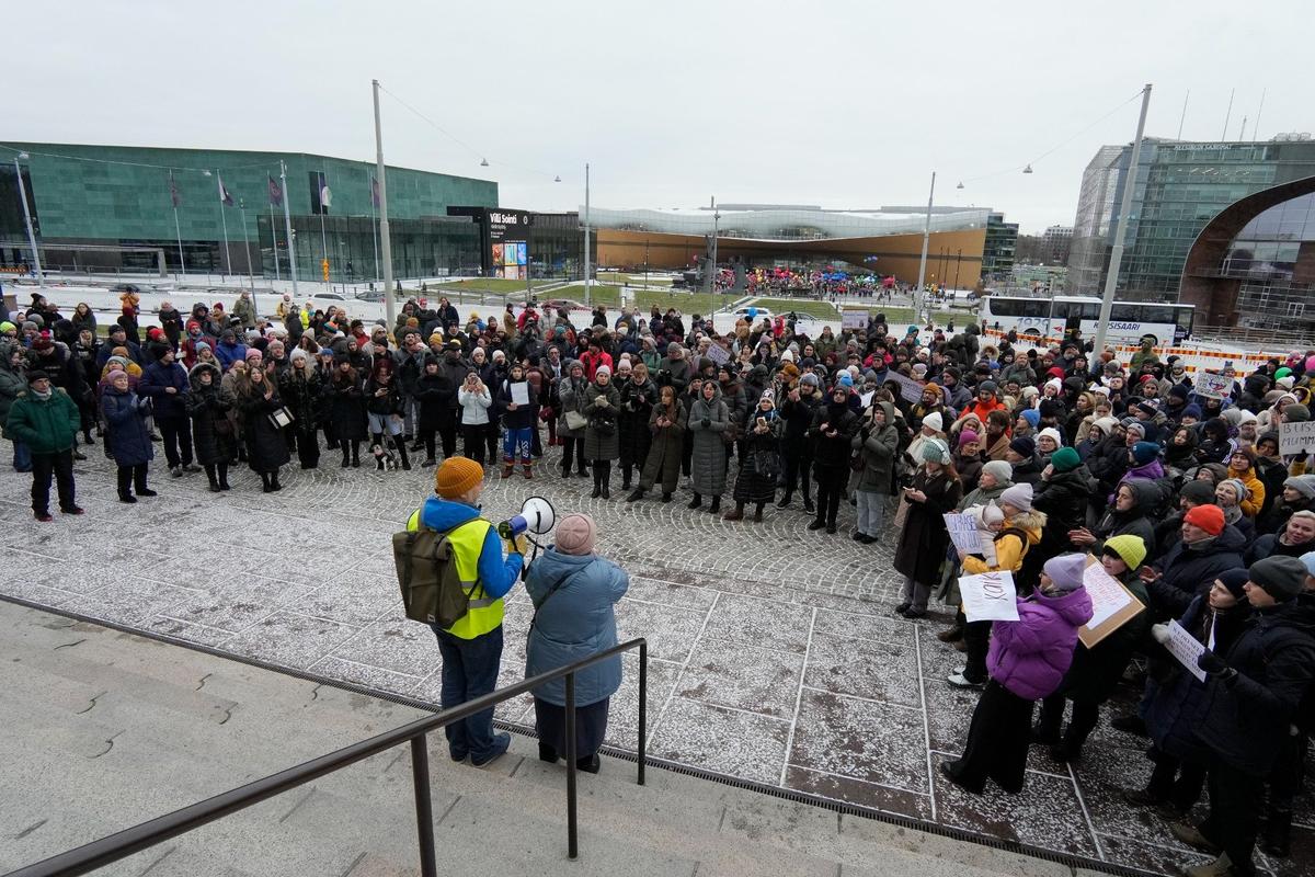 Акция против закрытия пограничных пунктов на границе Финляндии с Россией в Хельсинки. Фото: AP / TASS