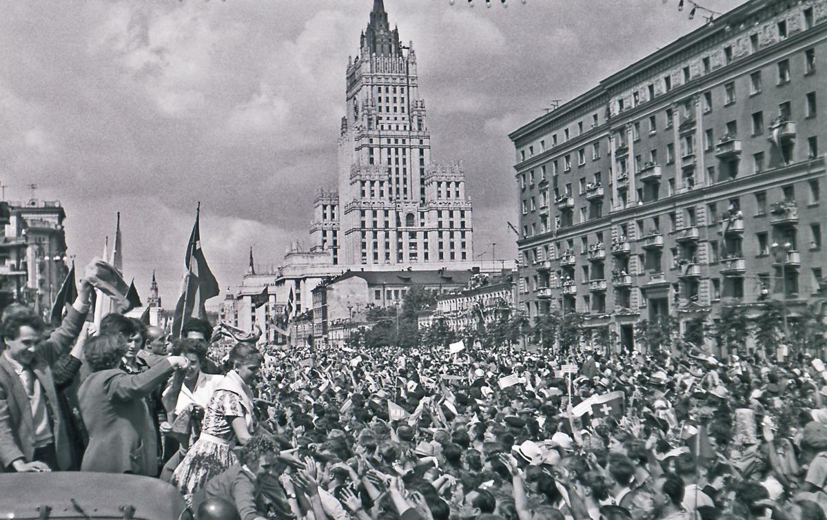 Шествие участников Фестиваля молодежи и студентов в Москве, 1957 год. Фото: википедия