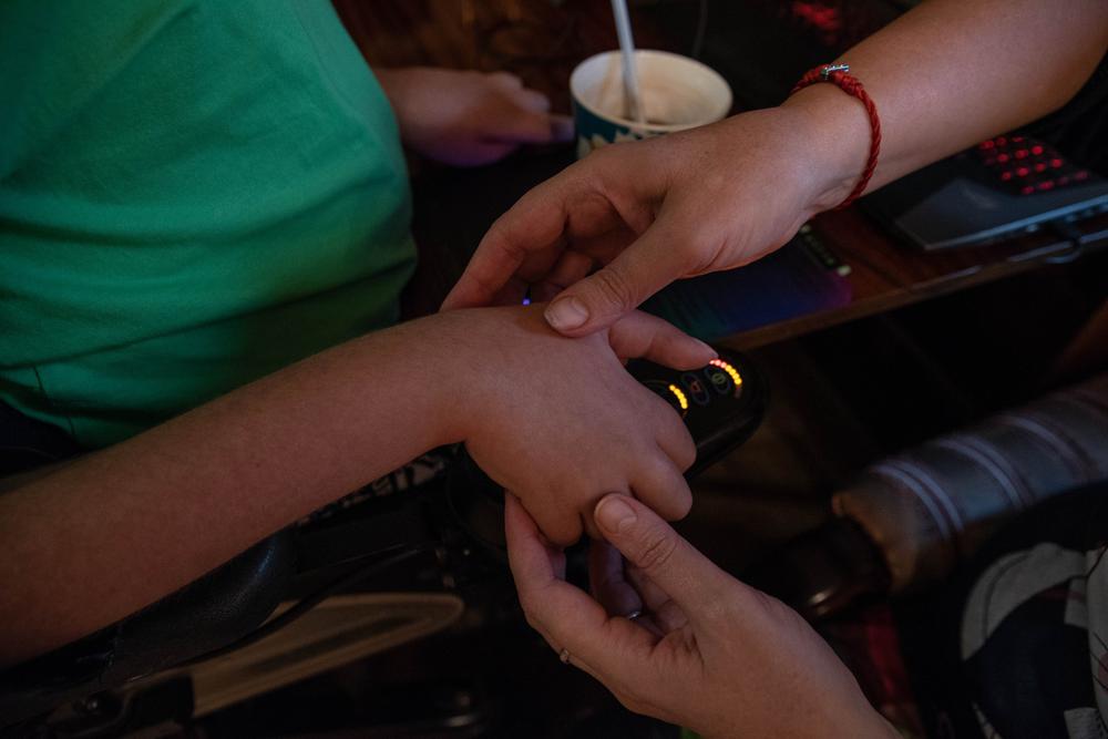 Мама кладет руки Дани на мышку. Фото: Виктория Одиссонова / «Новая газета»