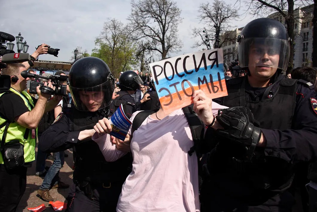 Задержания на Пушкинской площади в Москве 5 мая 2018 года. Фото: Виктория Одиссонова / «Новая газета»
