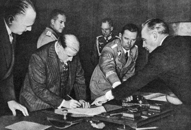 Подписание Мюнхенского соглашения 30 сентября 1938 года. Министр Риббентроп указывает главе французского МИД Даладье, где поставить подпись. Фото: РИА Новости