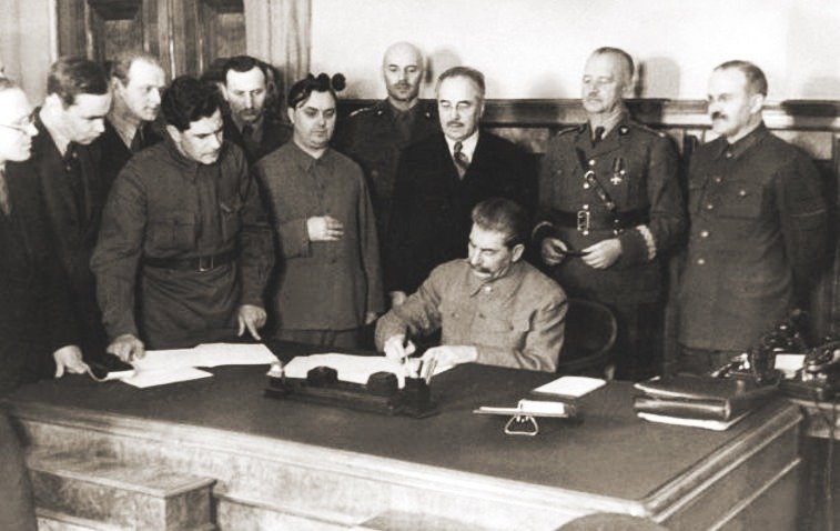 Подписание советско-польской декларации за спиной Сталина стоят Сикорский, посол Станислав Кот, генерал Андерс. Фото: Википедия