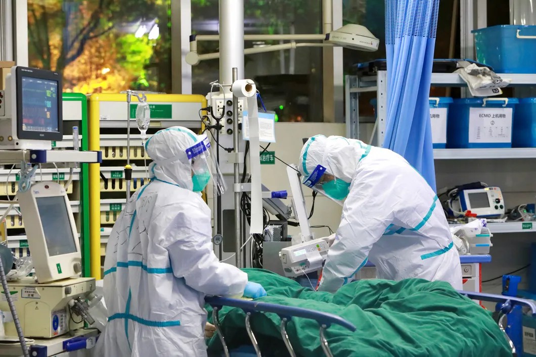 Врачи одной из больниц Уханя рядом с инфицированным коронавирусом пациентом. Фото: Reuters