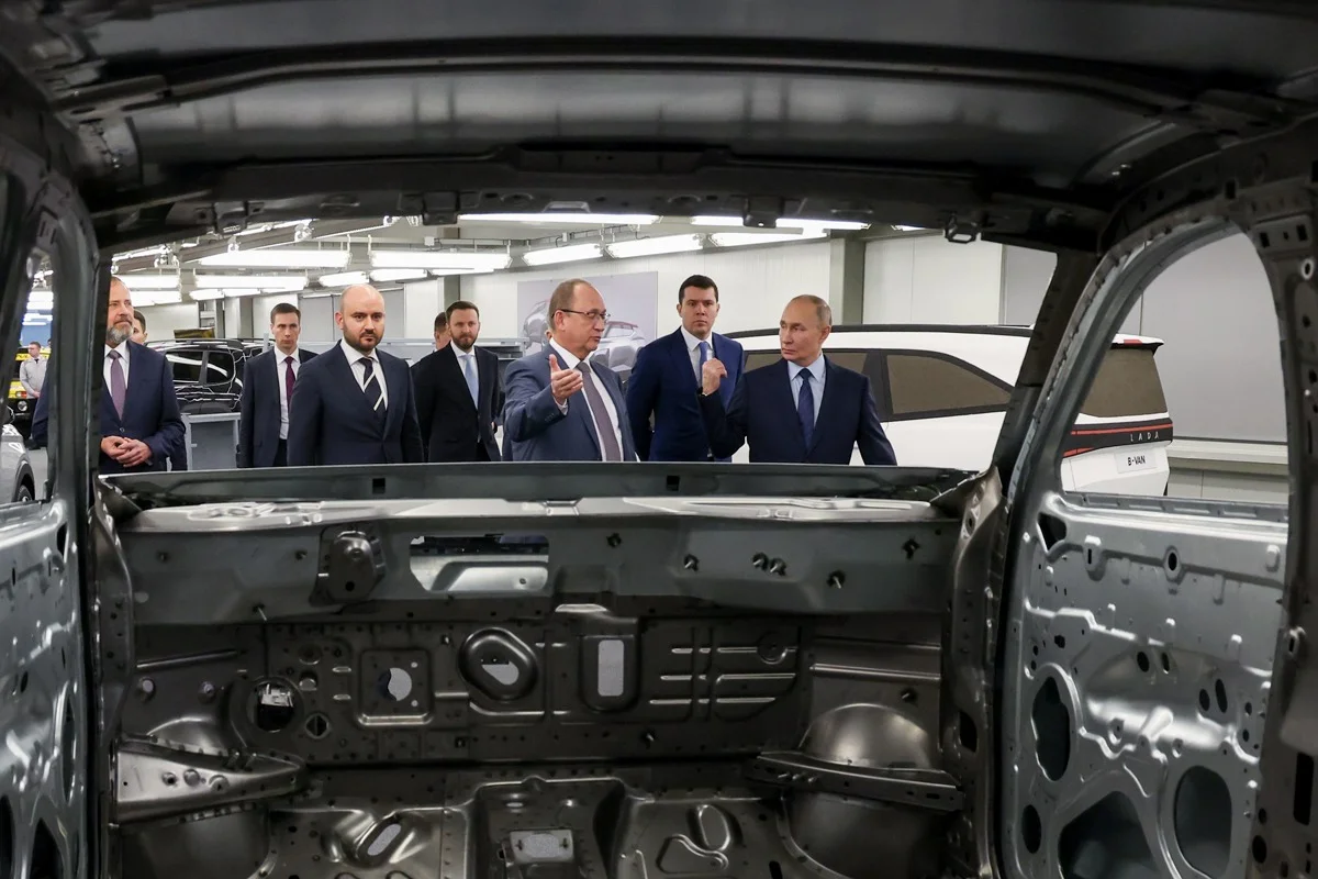 Владимир Путин во время посещения завода «Автоваз», январь 2025 года. Фото: Вячеслав Прокофьев / пресс-служба президента РФ / ТАСС