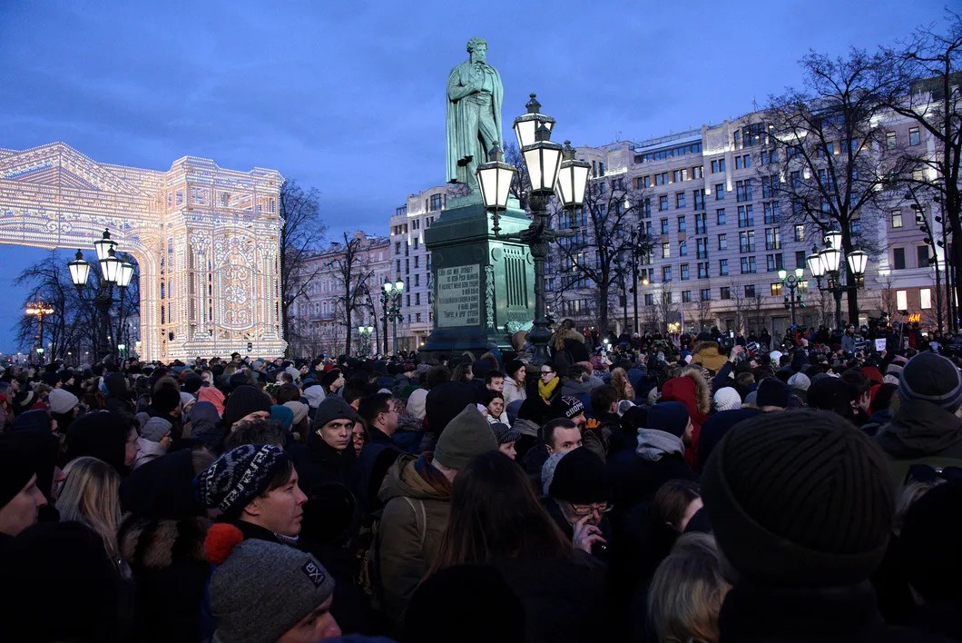 По данным полиции, более 12 тысяч человек участвовали в акциях памяти в Москве. Фото: Виктория Одиссонова / «Новая газета»