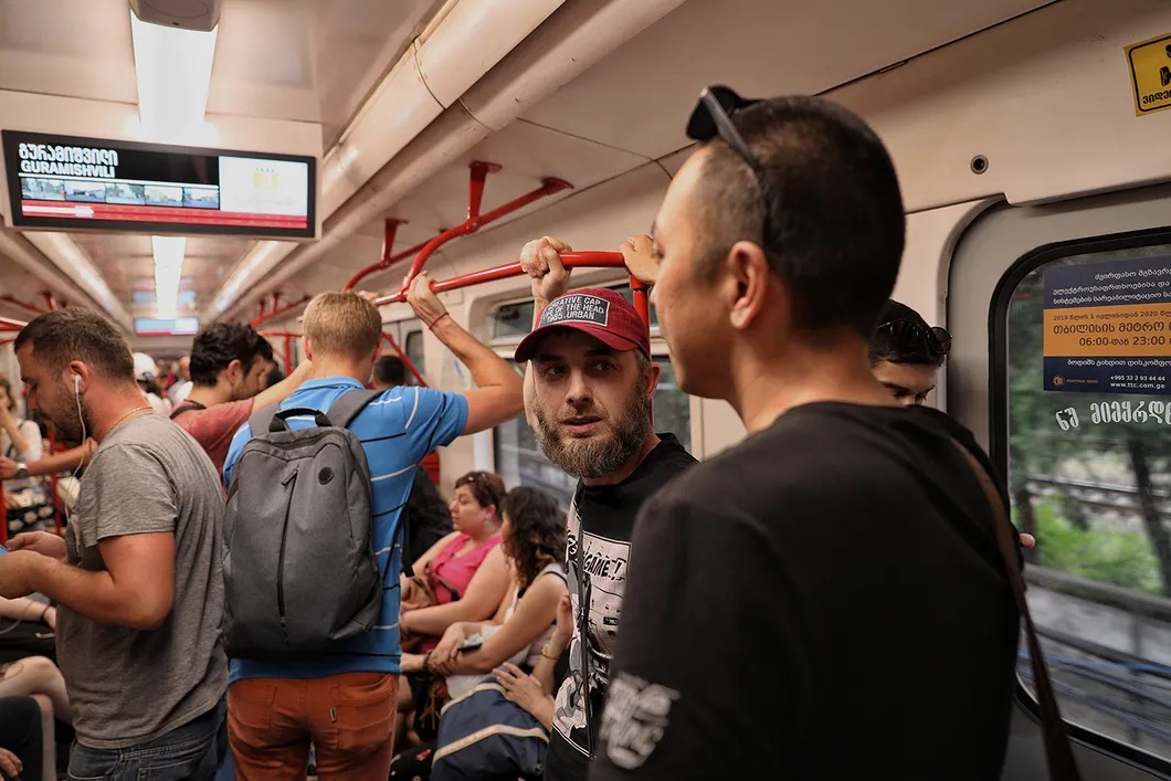 Ерлан и Резван в тбилисском метро. Фото: Влад Докшин / «Новая газета»