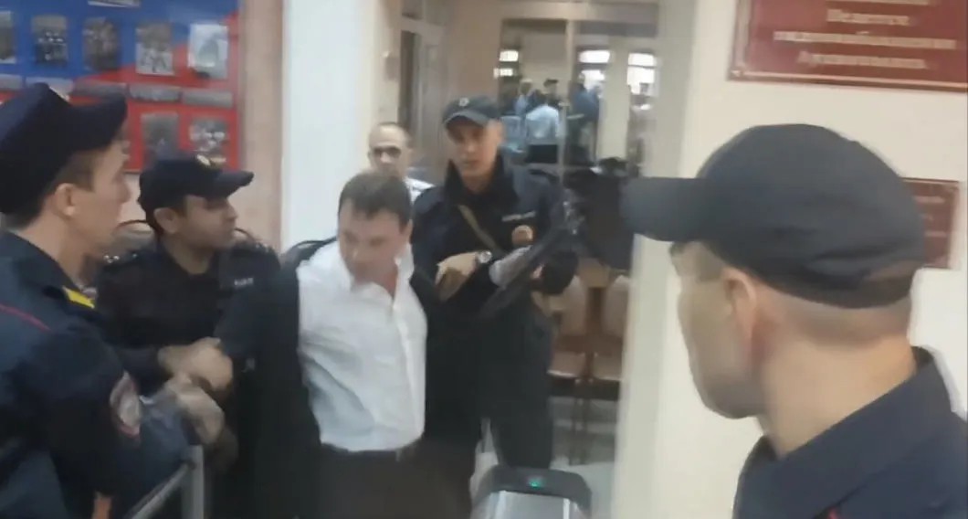 Полиция силой не пускает представителя коммуниста в ТИК, позже