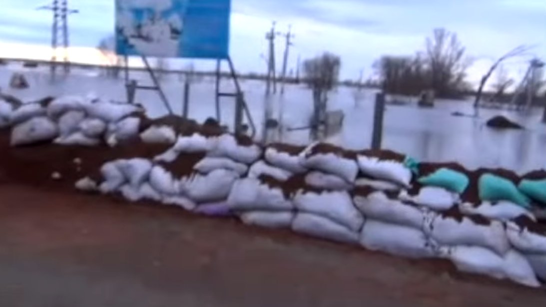 Самостоятельно построившим дамбу и спасшим свои дома от наводнения жителям поселка в Оренбургской области пригрозили штрафами