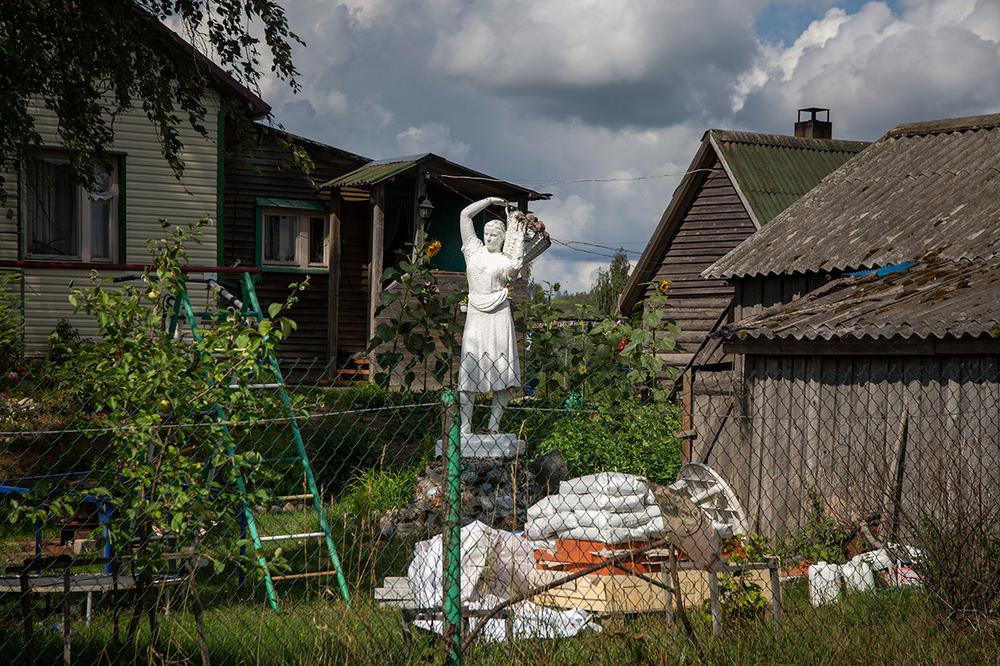Статуя во дворе в деревне Ведлозеро. Фото: Алексей Душутин / «Новая»