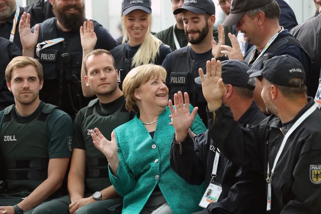 Ангела Меркель благодарит полицейских за работу во время уличной войны в Гамбурге. Фото: EPA