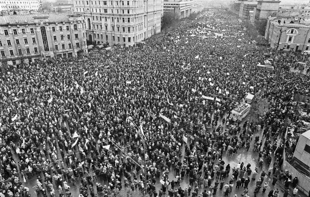 Митинг в Москве 1990 года. Фото Геннадия Хамельянина /Фотохроника ТАСС/.