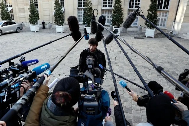 Представитель «желтых жилетов» Жазон Эрбер вышел к журналистам со встречи в Матиньонском дворце. Фото: EPA