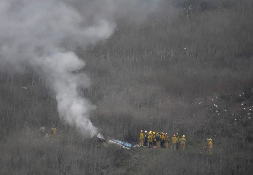 Пожарные прибыли к месту крушения вертолета. Фото: Gene Blevins/ Reuters