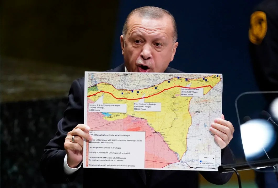 В сентябре, выступая с трибуны ООН, Эрдоган демонстрировал карту Сирии с планом расселения до миллиона беженцев на освобожденной от курдов территории. Фото: Reuters