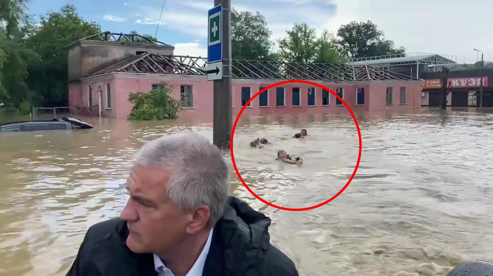 200 домов в Керчи затопило после сильных ливней. За главой Крыма Аксеновым во время осмотра города МЧСники плыли кролем. Видео дня