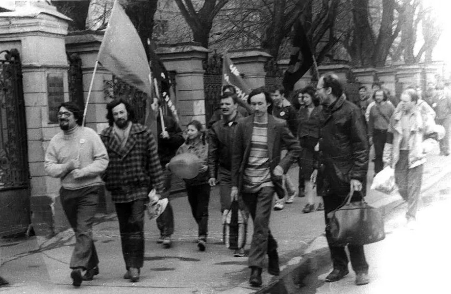 Сергей Биец (второй справа) в колонне неформальных «левых». 1 мая 1991 года