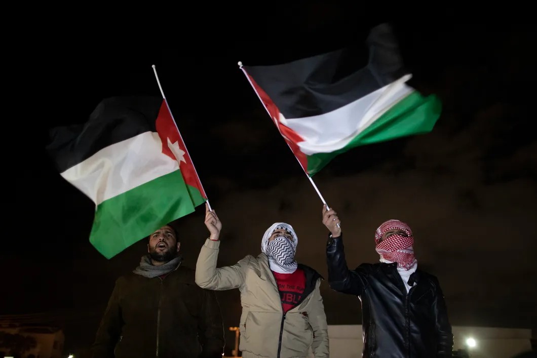 Жители Иордании митингуют с палестинскими флагами против принятия предложенной Трампом «сделки века». Фото: EPA