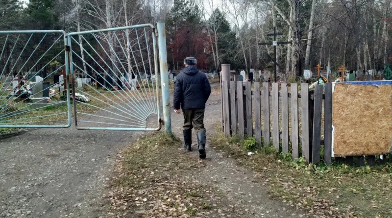 «Сам в эту могилу ляжешь»