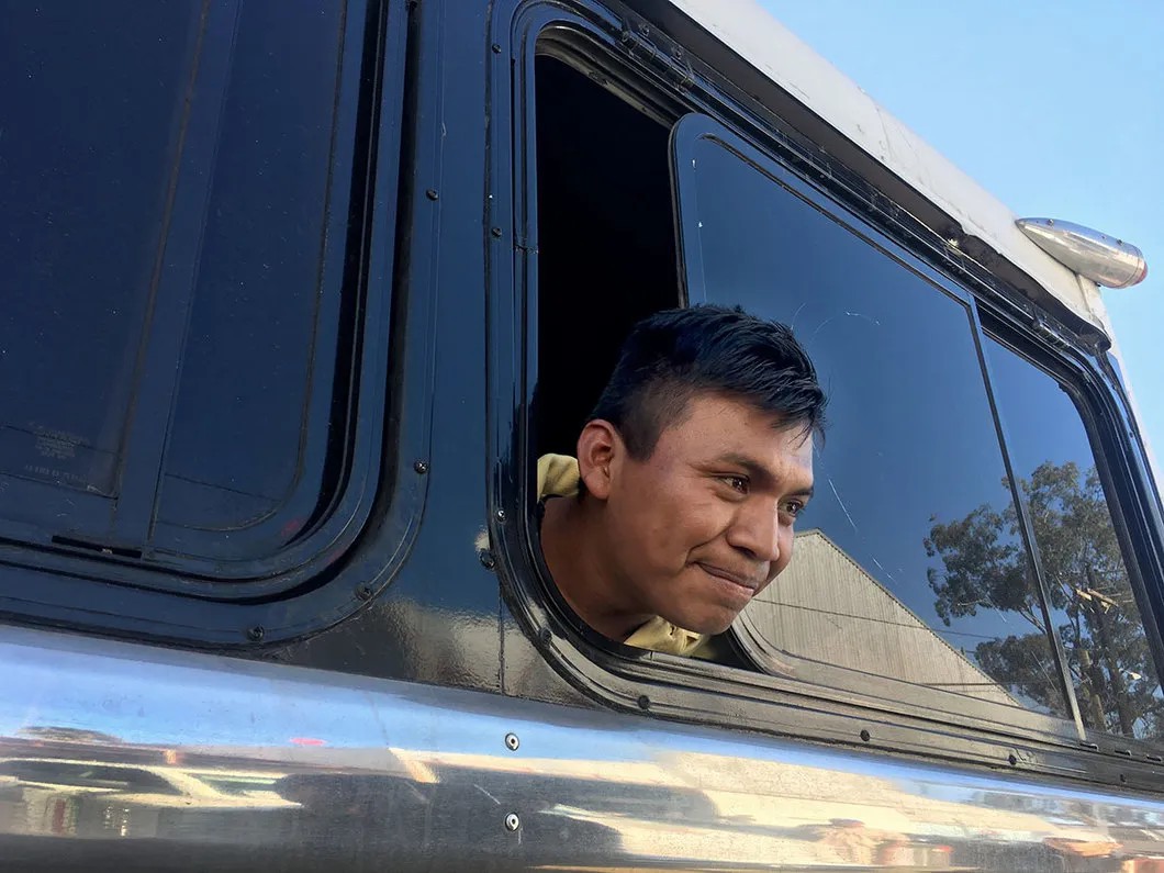 Беженец из Гондураса возвращается в свою страну на автобусе, предоставленном Миграционной службой Мексики. Его брат накануне пережил нападение националистов в Тихуане. Фото: Елена Костюченко / «Новая»