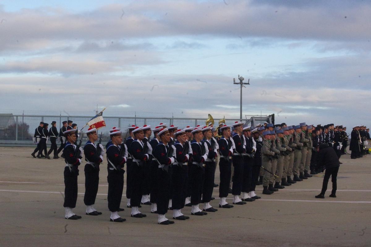Военный расчет во время визита двух президентов на военную базу. Фото: Юрий Сафронов / «Новая газета»