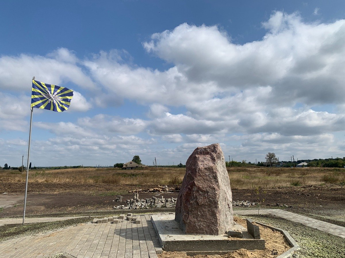 Строящийся мемориал на месте крушения вертолета Ка-52. Фото: Иван Жилин / «Новая газета»