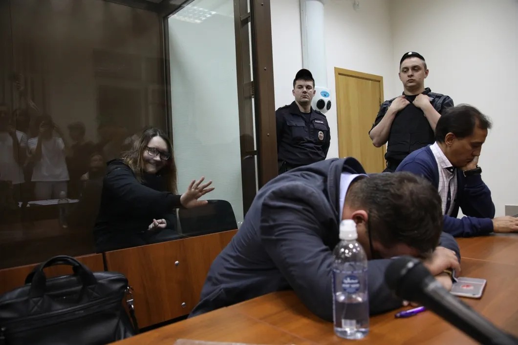 Мария Дубовик со своими адвокатами ожидает решение судьи. Фото: Анна Артемьева / «Новая газета»