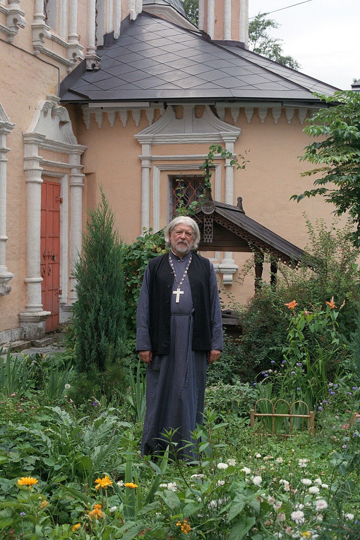 Алексей Уминский возле храма Живоначальной Троицы в Хохлах. Фото: Википедия