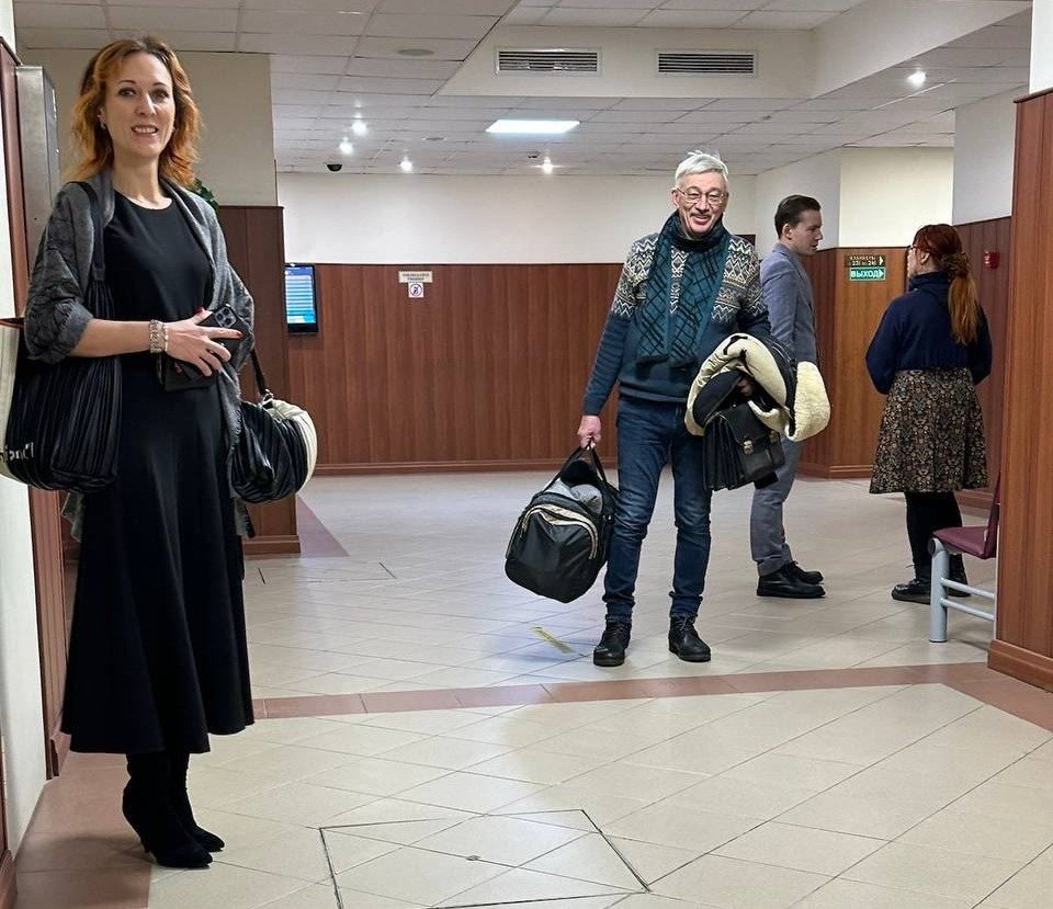 Олег Орлов пришел в суд с сумкой — на случай реального срока. Фото: Дмитрий Муратов / «Новая газета»