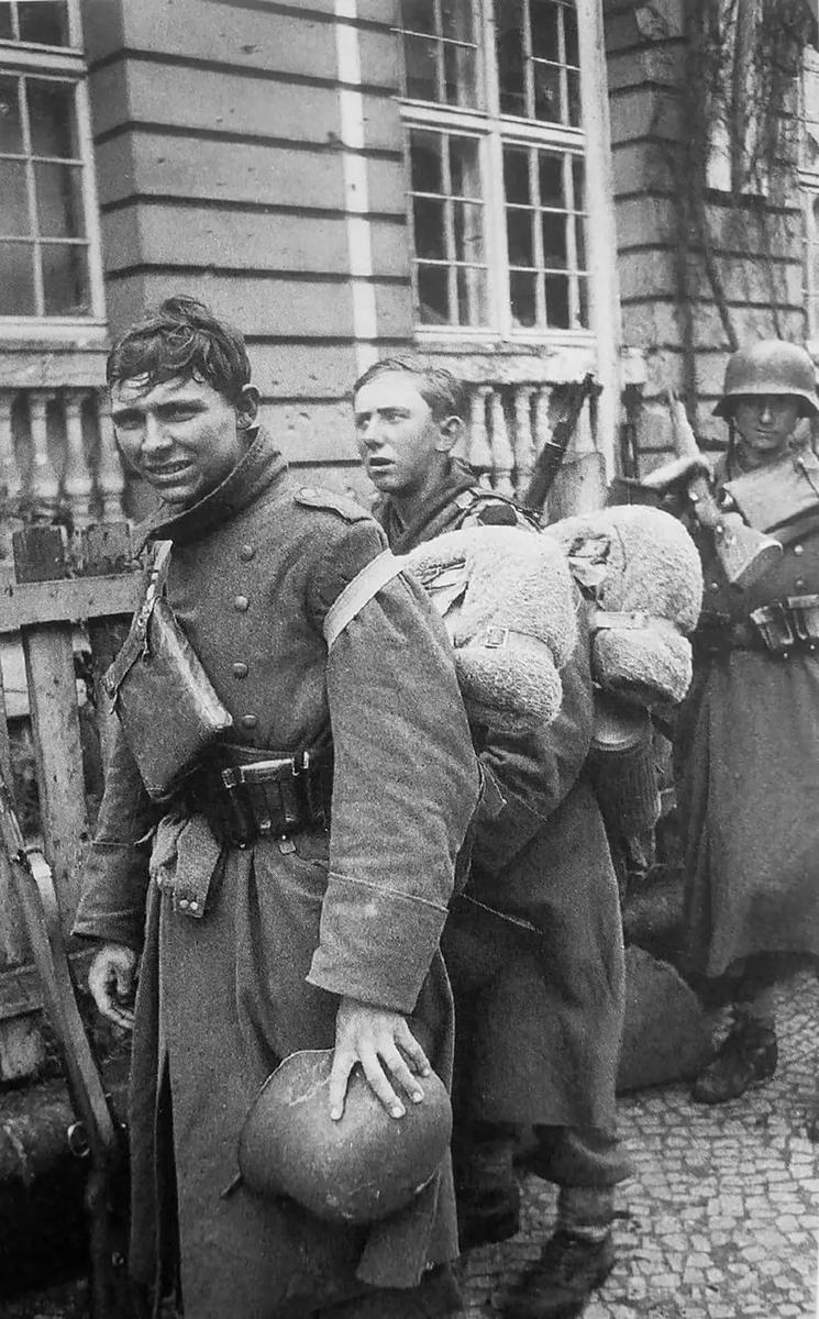 Гитлерюгенд перед боем. Лаубан, 1945 год. Фото: Benno Wundshammer