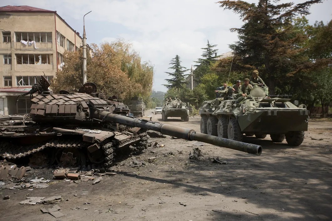 Российские танки проходят мимо уничтоженного грузинского танка. Цхинвал. Фото: Юрий Козырев / «Новая»