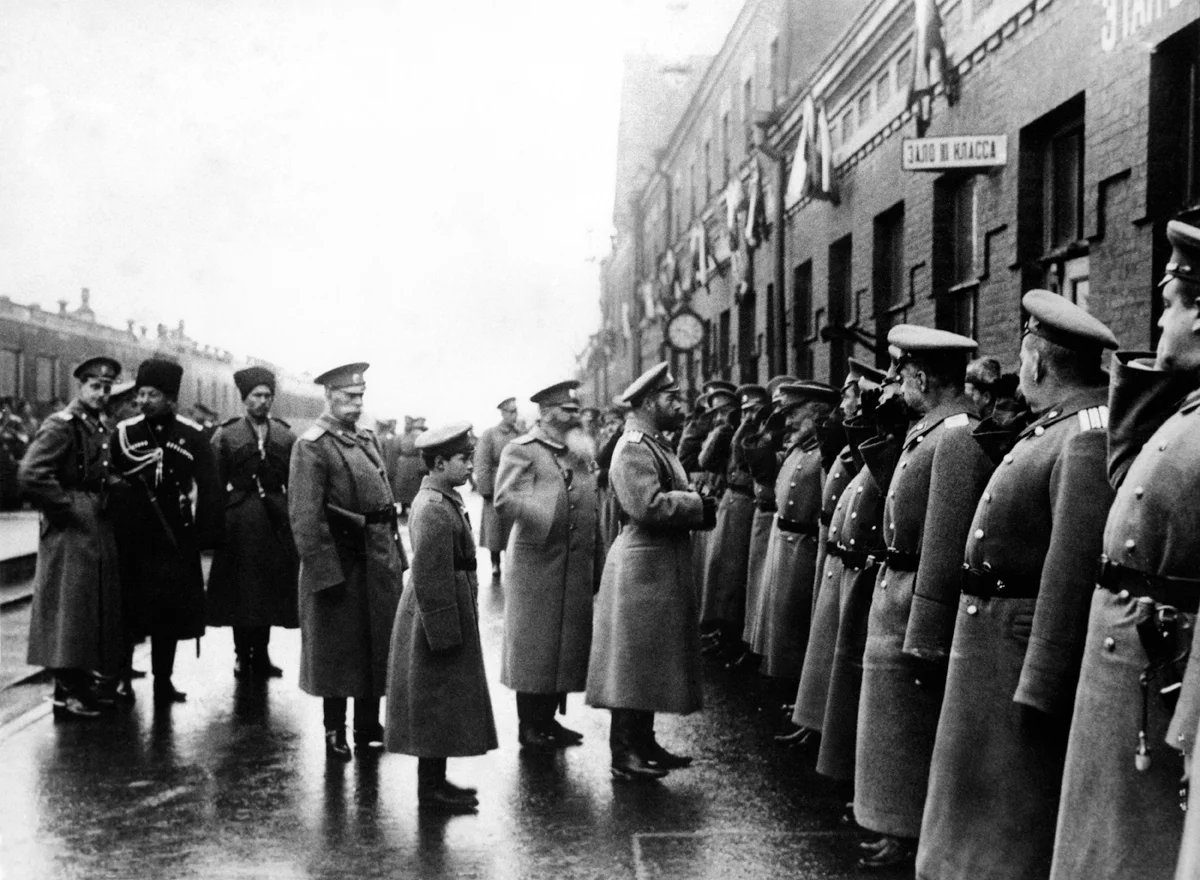 Поездка Николая II в прифронтовую полосу во время Первой мировой войны. Фото: Репродукция ТАСС