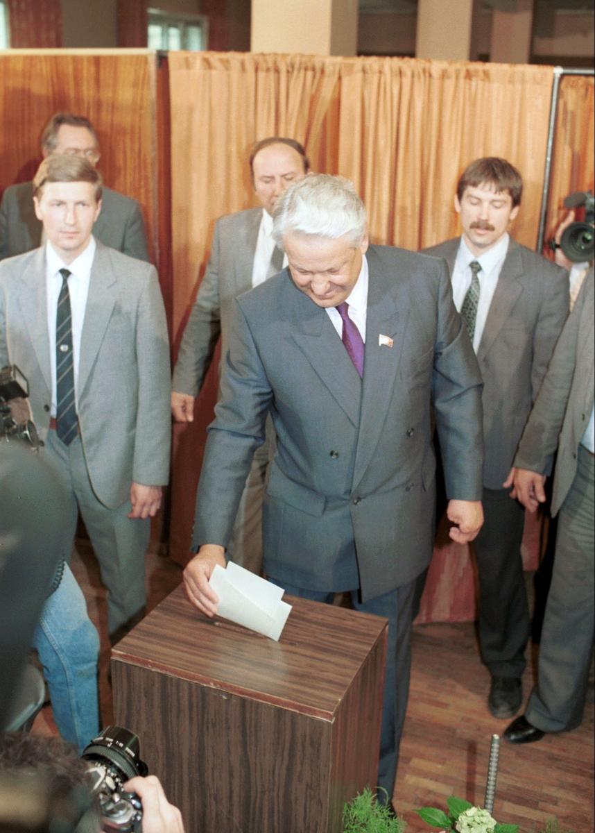 Борис Ельцин на избирательном участке, 1991 год. Фото: Дмитрий Соколов / Фотохроника ТАСС