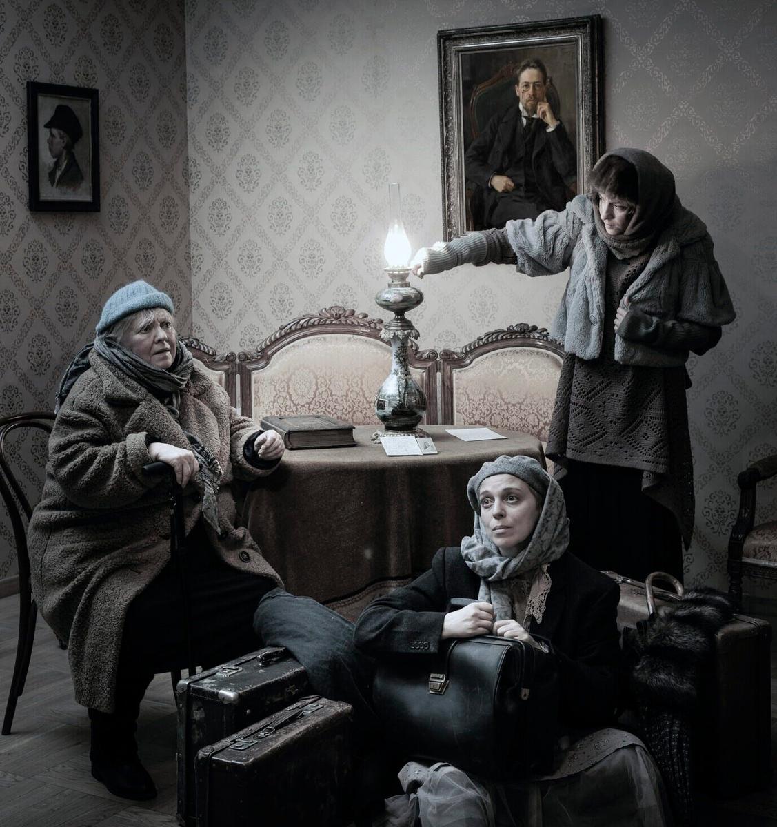 Сцена из спектакля «Три» Екатерины Половцевой. Фото: kstati-teatr.ru