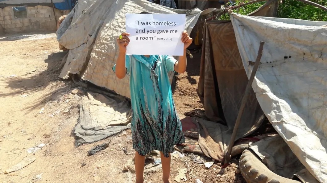 Сирийский беженец в провинции Идлиб с плакатам к папе Римскому. Фото передано «Новой» сирийскими активистами