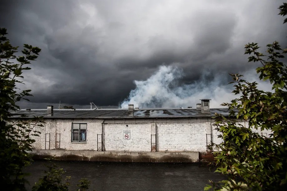Пожар на пластмассовом складе после обрушения кровли. Фото: Влад Докшин / «Новая газета»