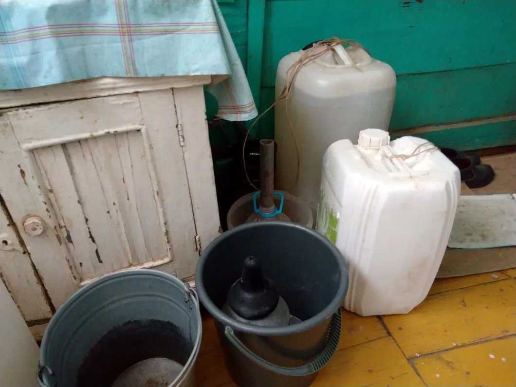 Запасы питьевой воды дома. Фото: Надежда Андреева / «Новая газета»