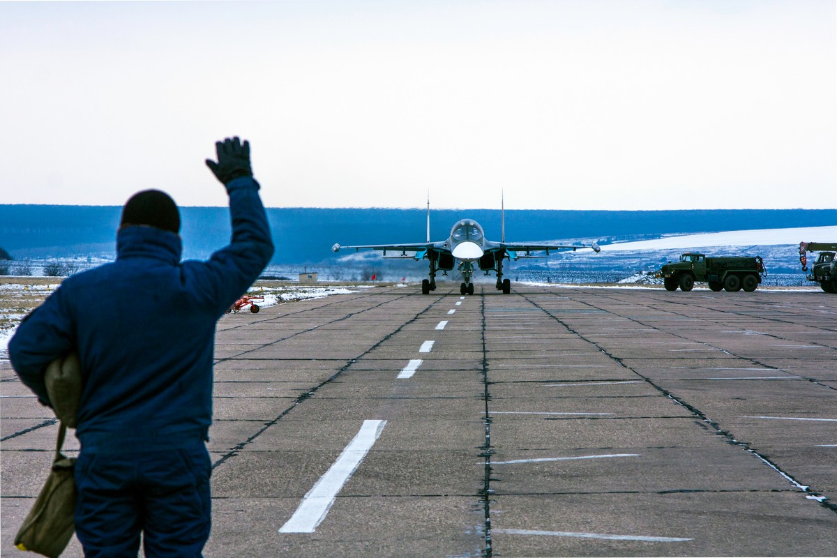 Экипажи оперативно-тактической авиации ЗВО отрабатывают перебазирование на запасные аэродромы. Фото: Денис Крамарев / пресс-служба Минобороны РФ