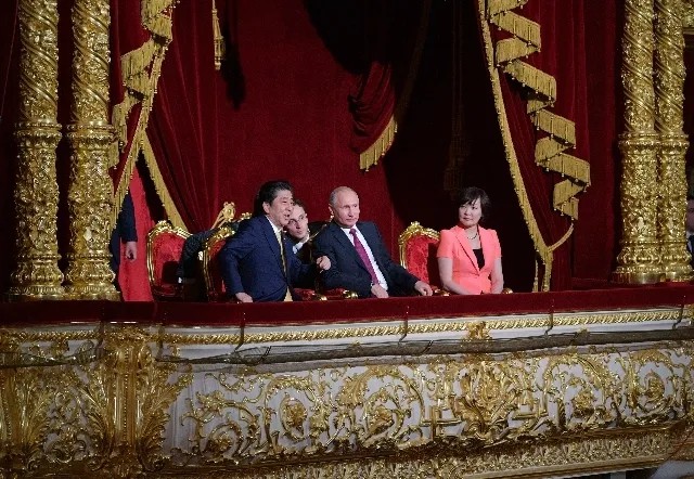 Премьер Японии Синдзо Абэ и президент Владимир Путин открывают год Японии в России. Церемония в Большом театре в Москве. Фото: РИА Новости