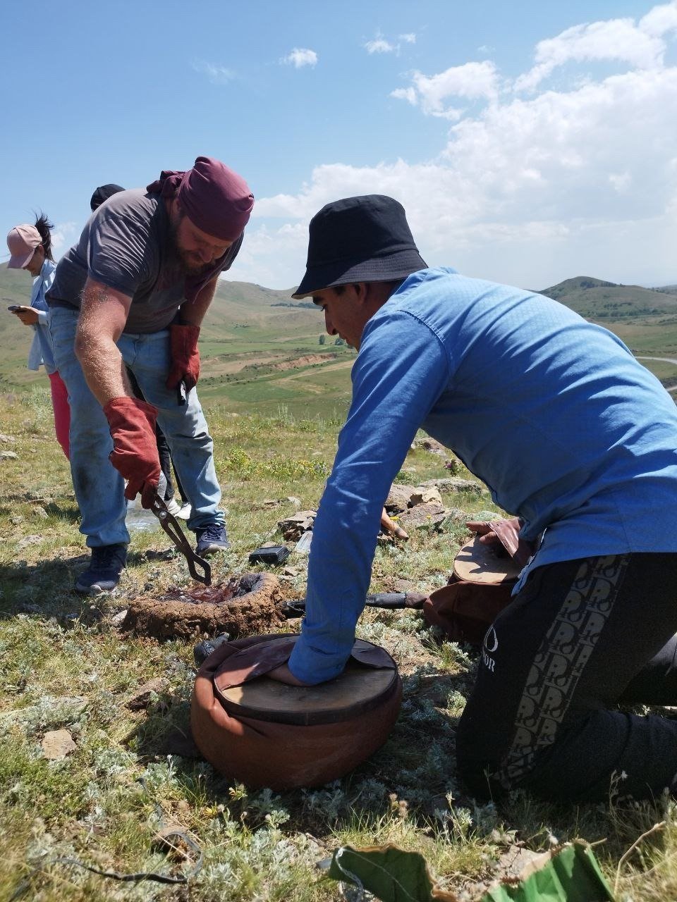 Мастер-класс по литью бронзы — археометаллургии. Летняя археологическая школа в Джрадзоре, 2024 год. Фото: личный архив