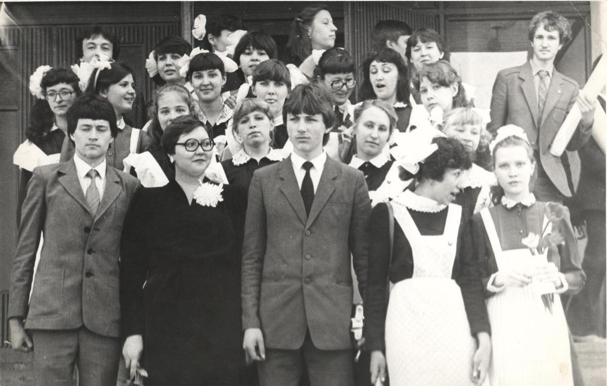 Последний звонок, 10 А, выпускники 1984 года 32-й школы города Кургана. Вторая слева — Надежда Мельникова (Нежданова). Фото: из личного архива