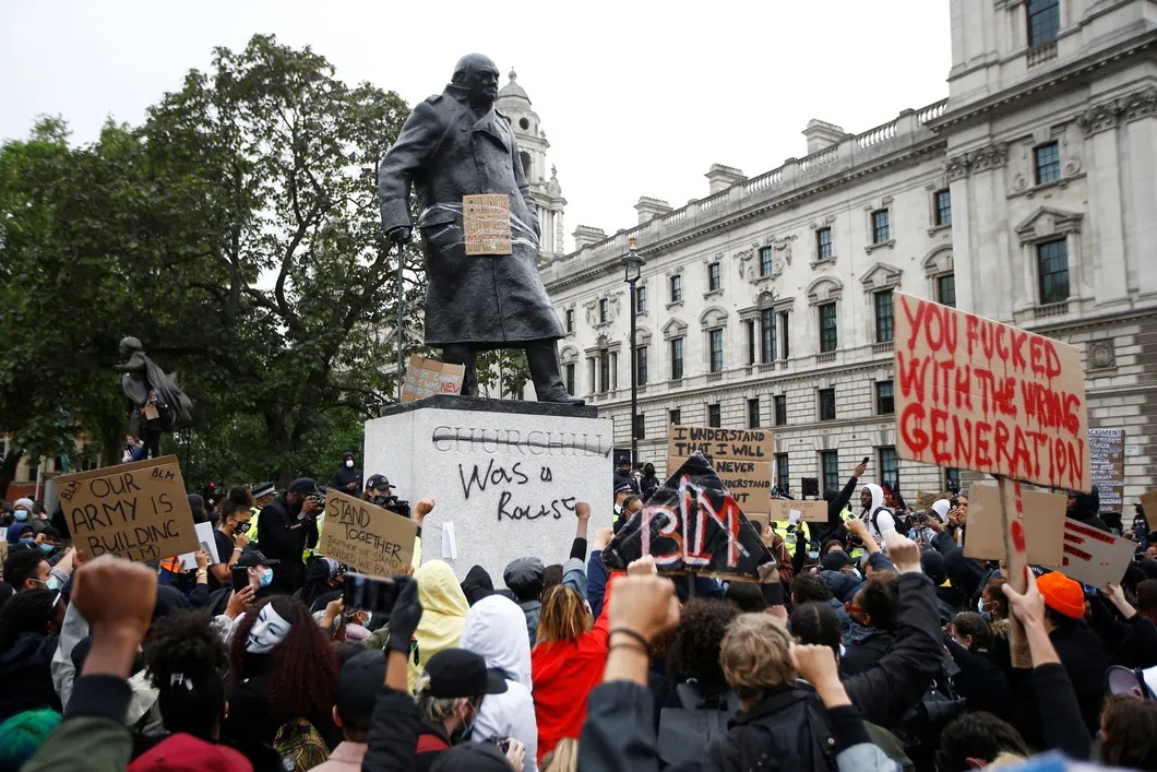 Надпись «Был расистом» на памятнике Черчиллю в Лондоне. Фото: Reuters