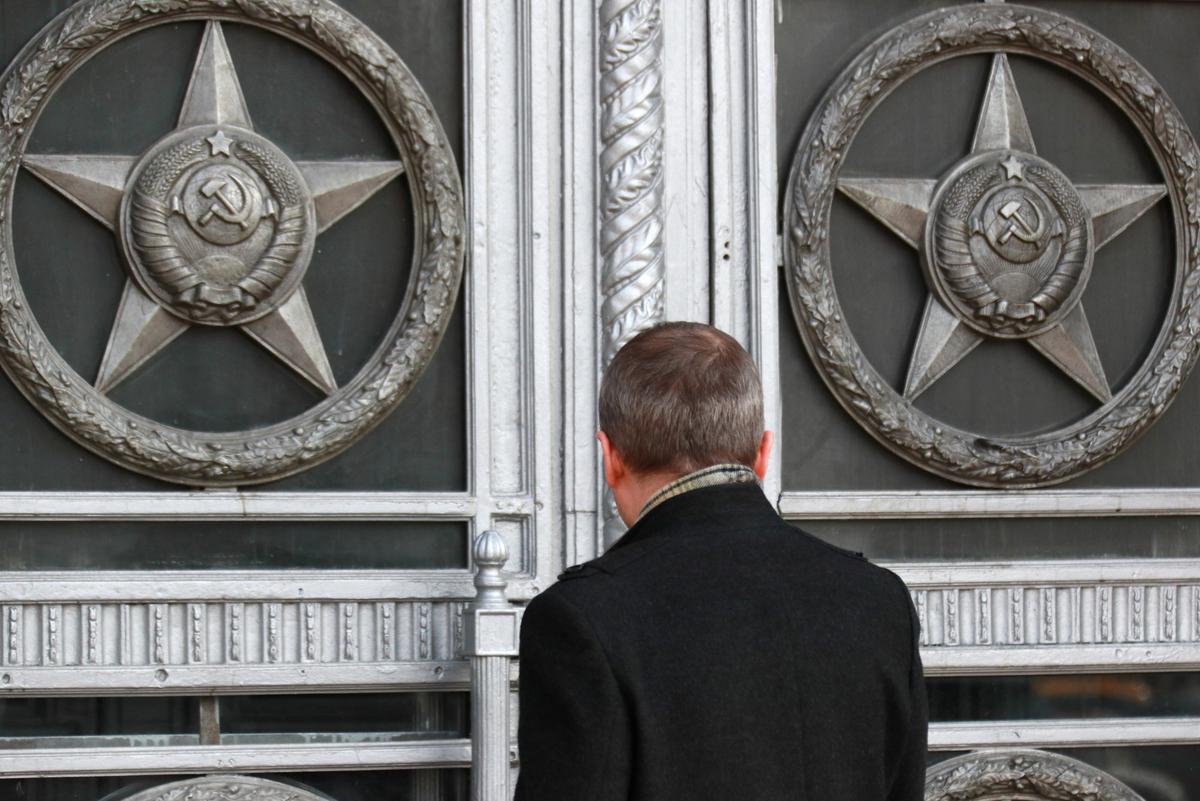 У закрытых дверей здания МИД РФ в Москве. Фото: РИА Новости