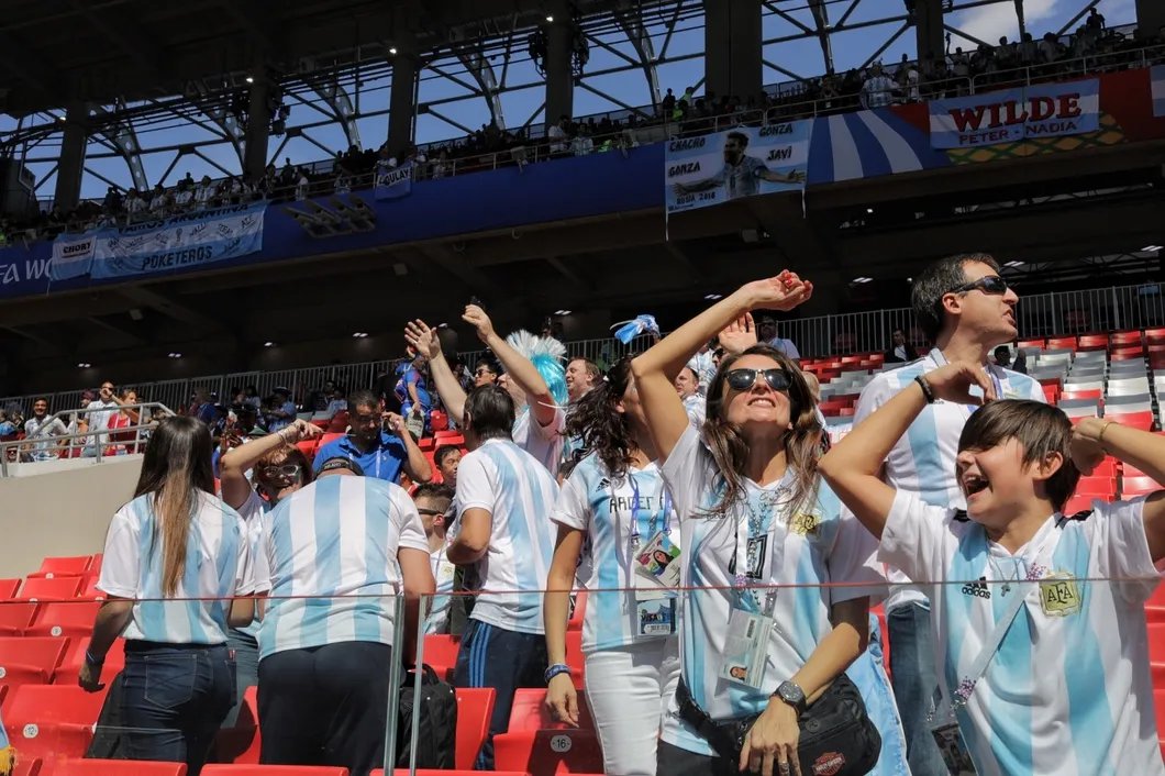 Болельщики сборной Аргентины перед матчем. На матче присутствовало 44 190 зрителей / Влад Докшин, «Новая газета»
