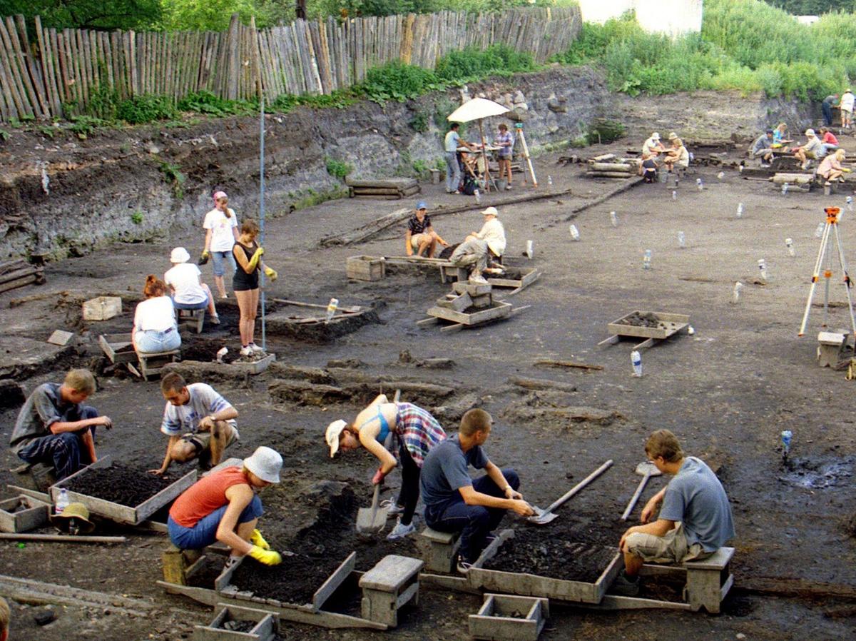 Троицкий раскоп в Великом Новгороде, июль 2002 года. Фото: Владимир Малыгин / ТАСС