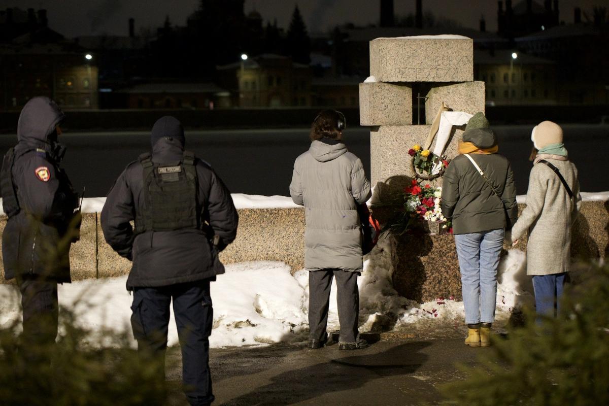 Открыли проход только вечером. И сюда принесли цветы. Фото: Алексей Душутин / «Новая газета»