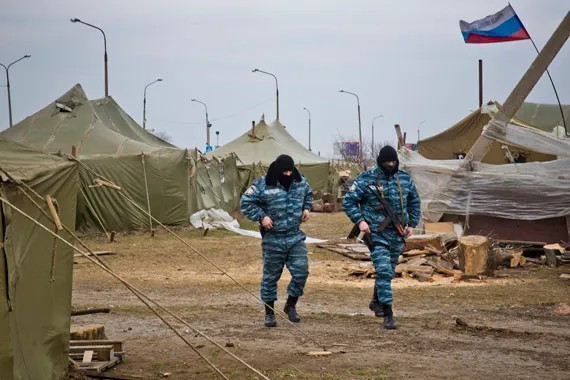 Люди в форме «Беркута» в Крыму. Фото: Евгений Фельдман/ «Новая газета»