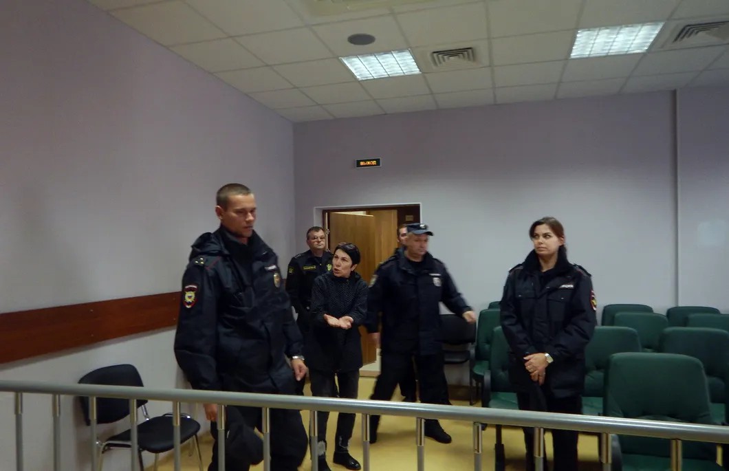 Шахназ Шитик в зале суда в окружении приставов / Фото: Динар Идрисов